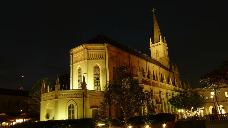 新加坡赞美广场 CHIJMES 哥特式礼拜堂夜间暖色灯光外观